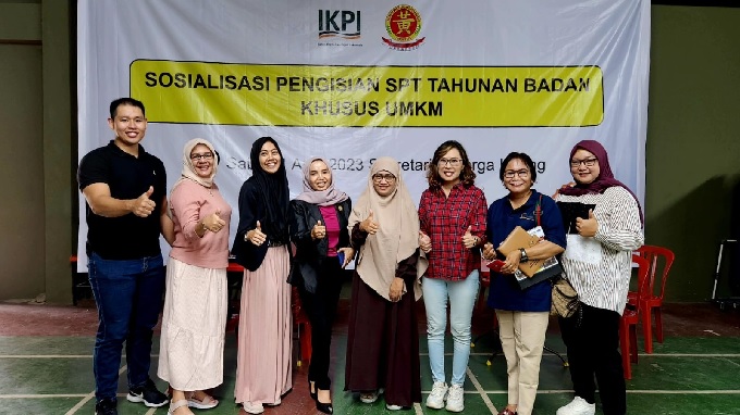 Ketua IKPI Cabang Pekanbaru Lilisen SE MAk (baju merah) foto bersama para peserta sosialisasi pengisian SPT tahunan badan khusus UMKM di Gedung Keluarga Besar Marga Huang Jalan Permata Kecamatan Payung Sekaki, Sabtu (1/4/2023).